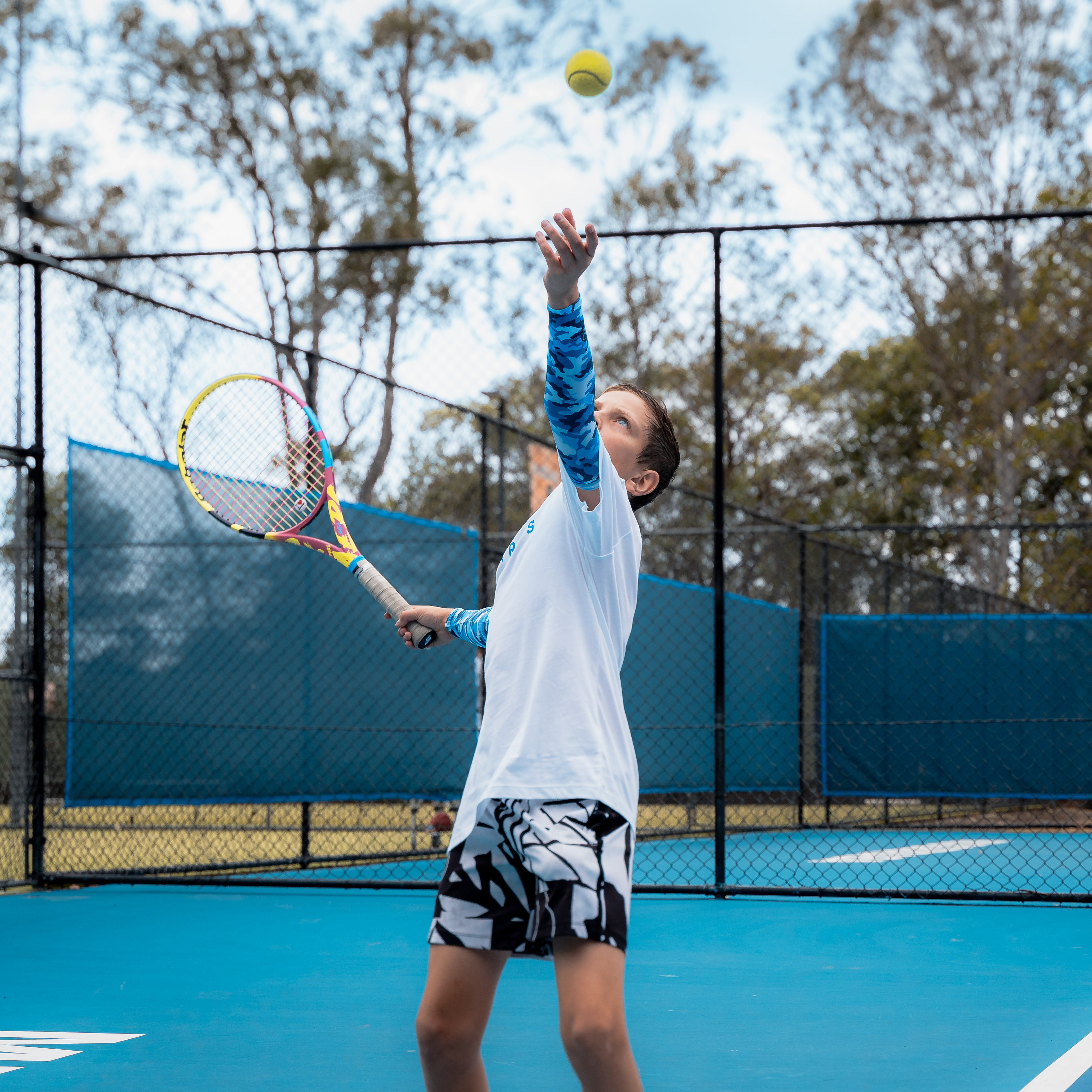 Image of a tennis player wearing SParms sun sleeves.