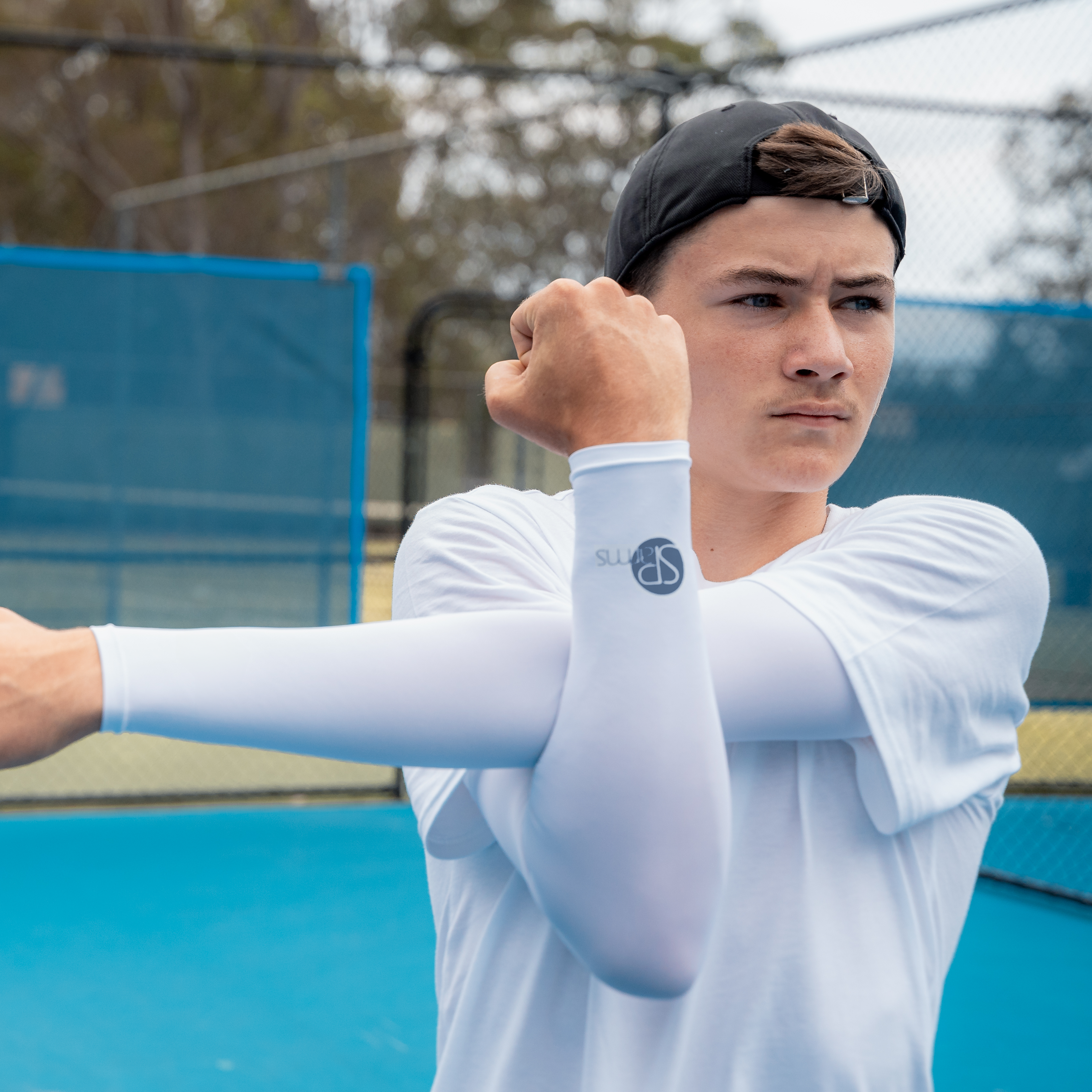 Image of a tennis player wearing SParms sun sleeves.