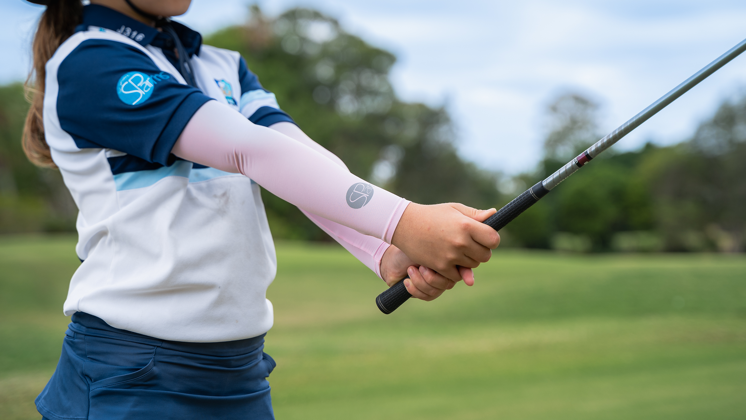 Image of a golfer wearing SParms sun protective sleeves.