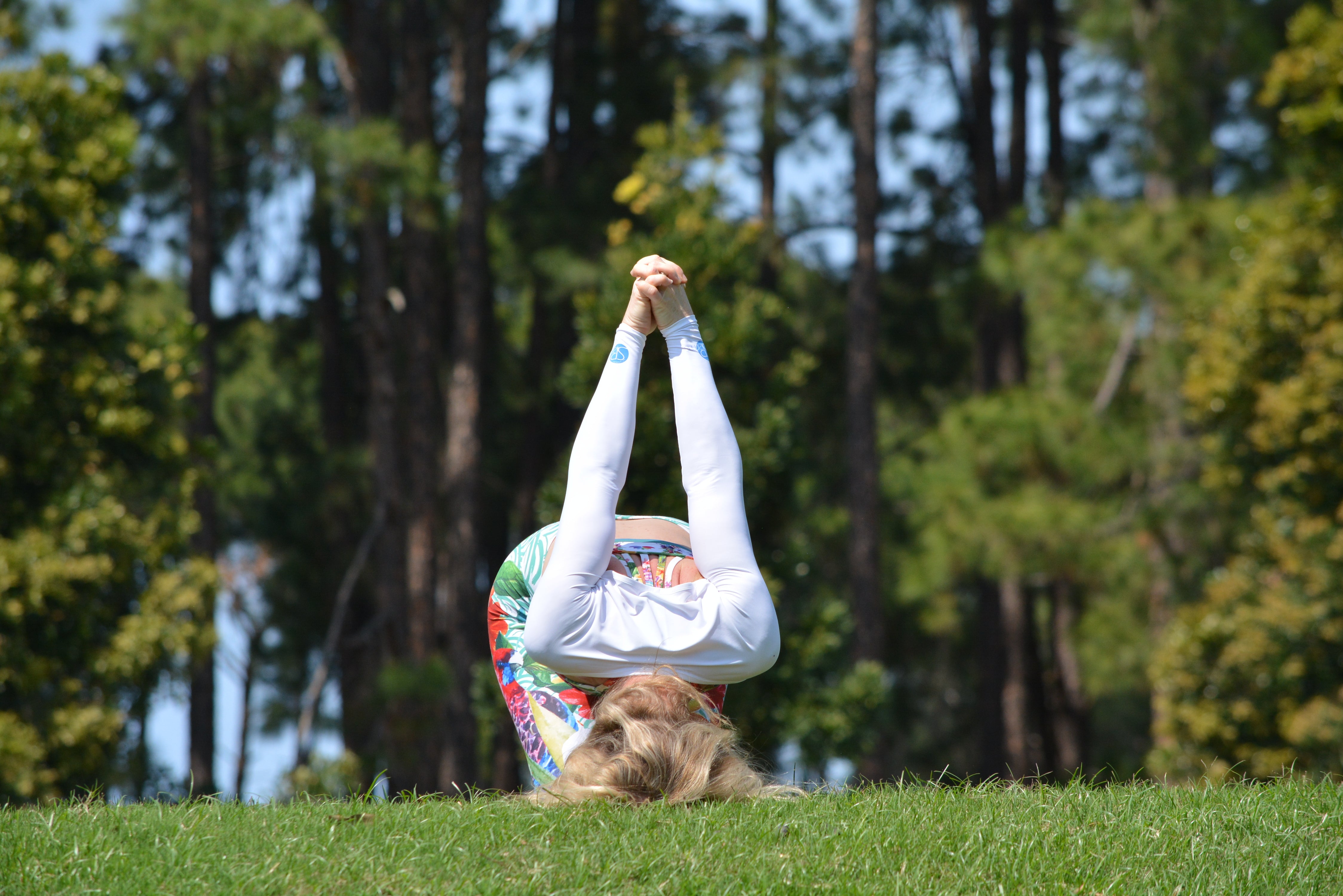 Image of a yoga instructor wearing SParms sun protective shoulder wraps.