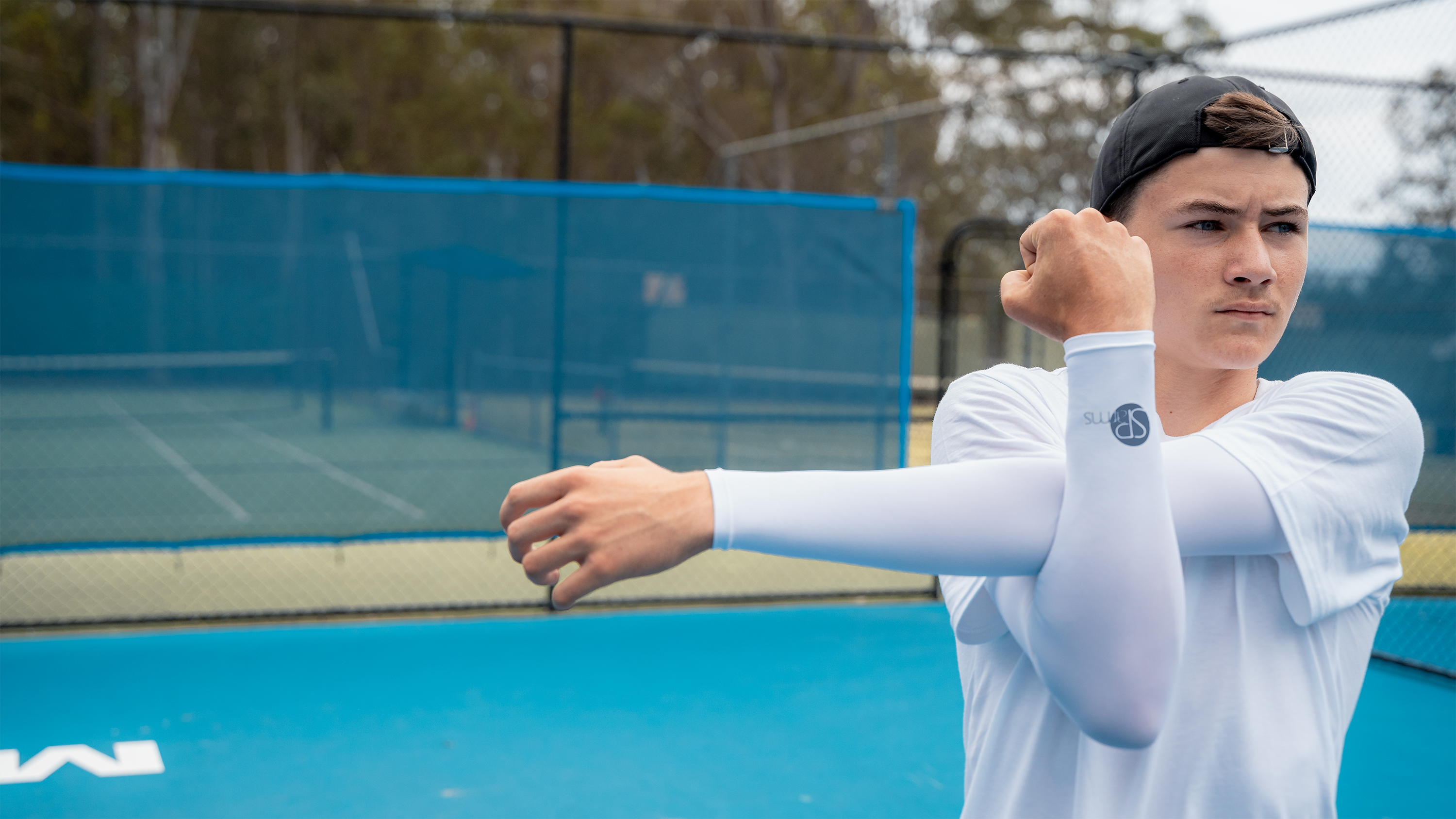 Image of a tennis player wearing SParms sun sleeves.