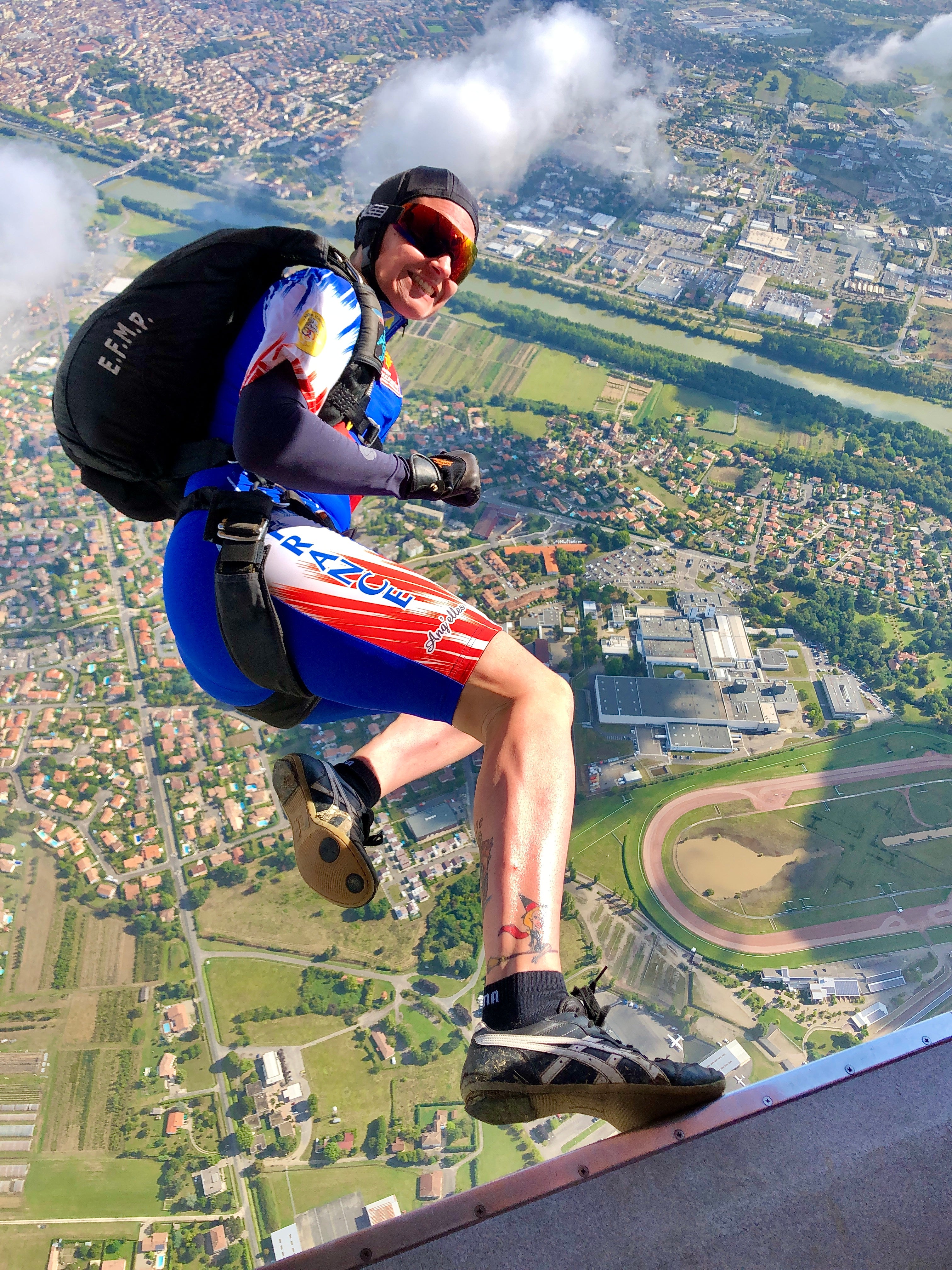 Image of a skydiver wearing SParms sun protective sleeves.