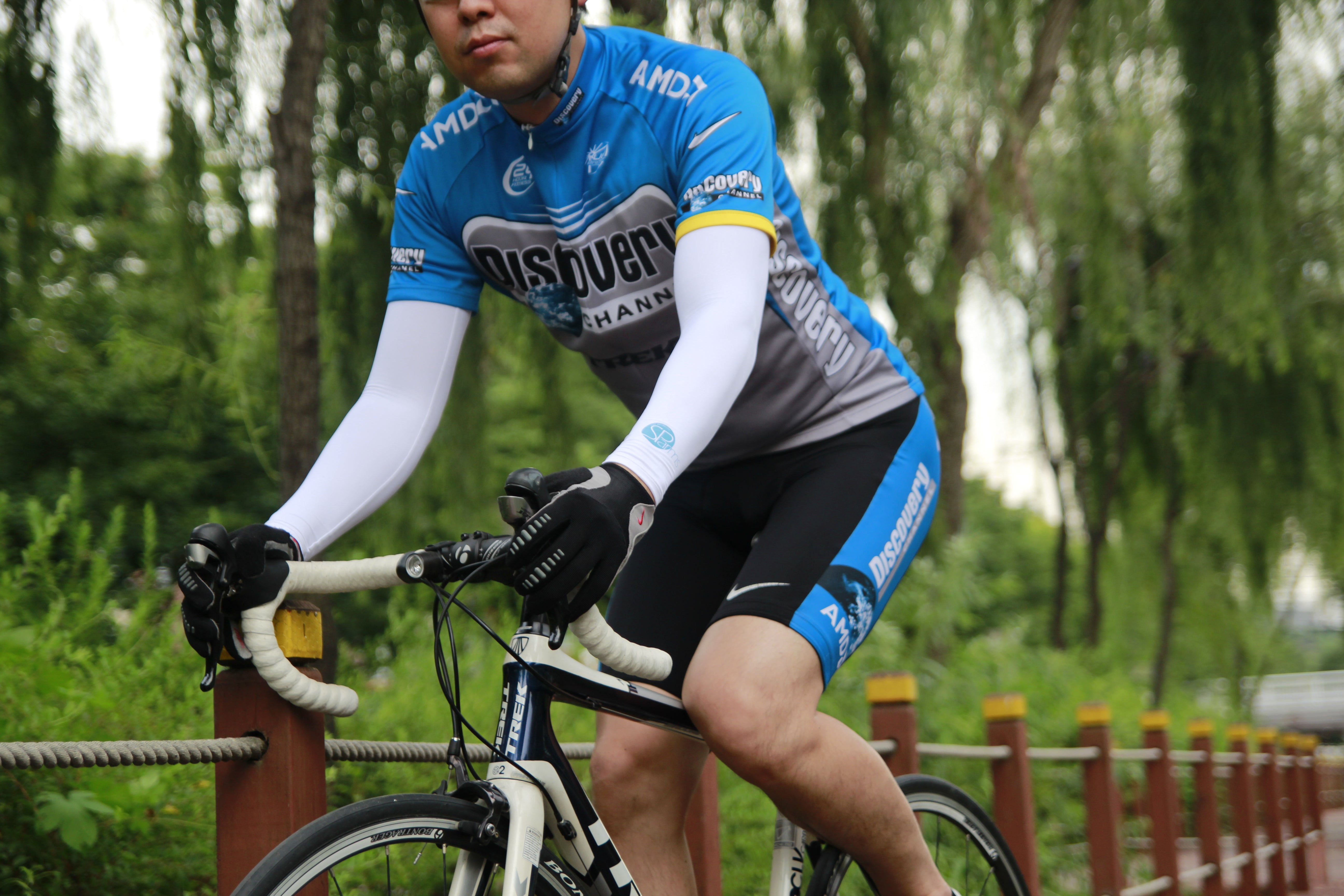 Image of a cyclist wearing SParms sun sleeves.