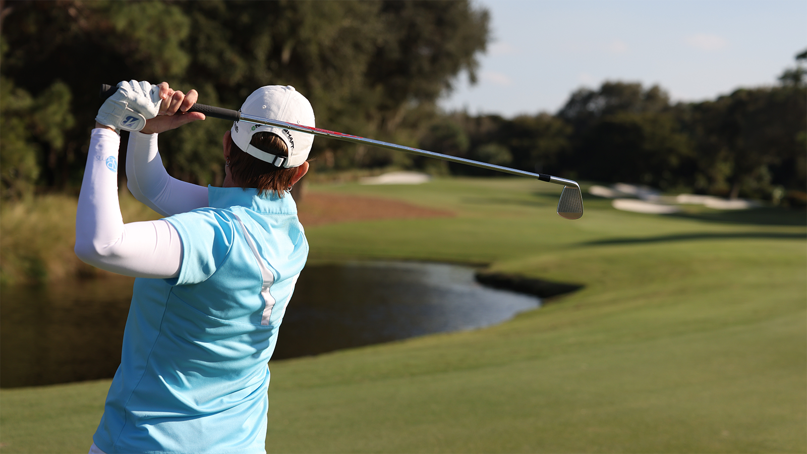 Image of LPGA Pro Karrie Webb wearing SParms sun sleeves while golfing.